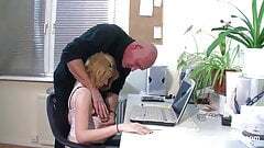 stepfather bringt His Step-daughter an Fick when Mama her