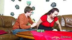 jung Deutscher Typ probiert His Step Mama zu Hammern erste