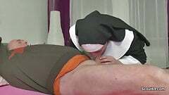 Mutter und Vater bei gewagten Rollenspielen