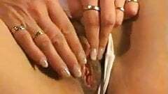 Sie zeigt ihre Muschi