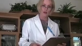 Grossmutter Doktor Examines Schwanz