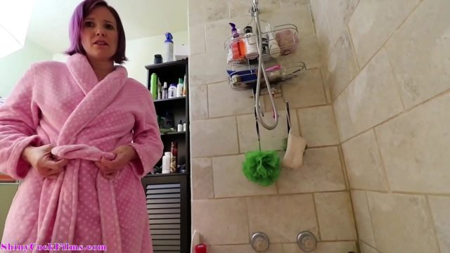 Stiefmutter kommt in die Badewanne während der Stiefsohn schon drin Badet