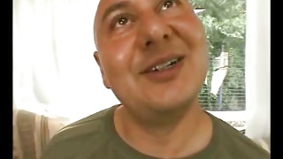 einem Deutscher erfahrene Pärchen mit their campervan