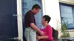 geile Frau nicht Mutti wit dicker Titten in Reizwäsche vögeln in Büro Work