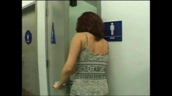 Madura caliente dando deliciosa mamada en baño