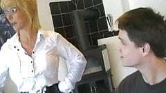 Deutscher Finishes jung Mann mit einem saugt