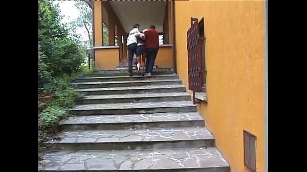 erfahrene Frau carried in eine Auto für krasser nageln