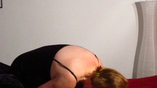 Schlampe Hausfrau leckt Freund Arsch ab und blu00e4st sein gepiercgt Penis