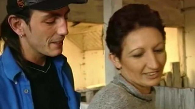 Brünette Bäuerin die haarige Pussy in der Scheune Gefickt