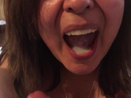 Sie bläst so gut das ich in ihren Mund abspritzen muss